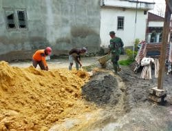Gerobak Dorong Sebarkan Tanah Urug ke Lokasi Rehap RTLH
