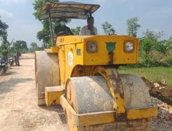 Selain Alat Berat Excavator Satgas TMMD Juga Datangkan Stom Untuk Padatkan Jalan