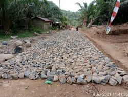 Gelorakan Semangat Giat Menata Batu Pengerasan Jalan Baru di TMMD Tapsel