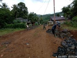 Semangat Persatuan dan Kesatuan dalam Giat Pasang Batu Pengerasan Jalan Baru di TMMD
