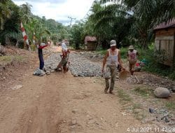 Kebersamaan Giat Langsir Batu Penahan Tebing Jalan Baru di TMMD Kodim Tapsel