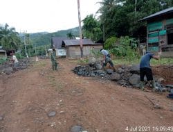 Semangat Persatuan dan Kesatuan Roh Giat Pemasangan Batu Pengerasan Jalan Baru di TMMD Kodim Tapsel