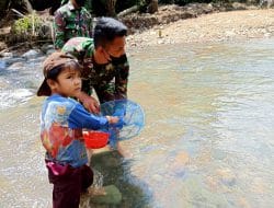 Memancing Sarana Satgas TMMD Kodim Tapsel Komsos dengan Anak-anak