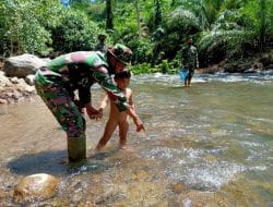 Prada Doni Siswanto, Sambil Cari Ikan juga Sempatkan untuk Mandikan anak-anak