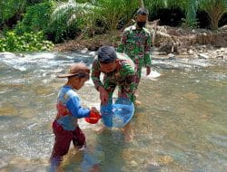 Kehebatan Satgas TMMD Kodim Tapsel, Diuji Anak-anak yang Juga jago Cari Ikan di Sungai