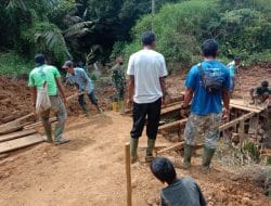 Gotong-royong Selesaikan Perbaikan jembatan yang Rusak, TMMD Kodim Tapsel