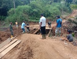 Kerja Keras Selesaikan Jembatan yang Rusak di TMMD Kodim Tapsel