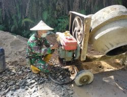 Salah Satu Keahlian Anggota Satgas TMMD Saat Mengoperasikan Mesin Molen