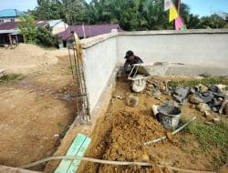 Anggota satgas TMMD terus gencar pembagunan pagar gereja