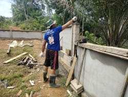 Mengecor Tiang Pagar Gereja Santo Kristoforus Desa Sentangau Jaya