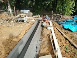 Dengan mahir anggota satgas TMMD pelaster parit puskesmas pembantu