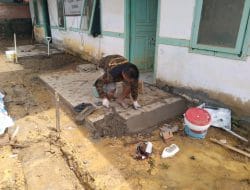 Satgas TMMD Ke 111 kodim 1202/Singkawang Plaster pinggir teras depan Puskesmas Pembantu