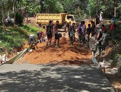 Pengecoran Jalan Rabat Beton Terus Dikebut Satgas TMMD Ke-111 Kodim 1202/Skw Bersama Warga