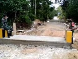 Dansatgas TMMD ke 111 kodim 1202/skw istirahat sambil melihat bangunan jembatan box