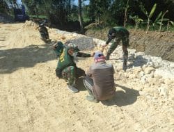 Hiruk Pikuk Kebersamaan Antara Satgas TMMD dan Warga Jadi Pemandangan Biasa Setiap Hari