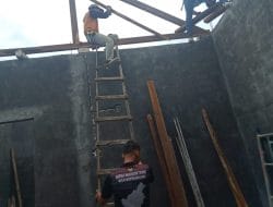 Memasang Ring Besi Untuk Dinding Yang Paling Atas Agar Kuat Menopang Atap Rumah