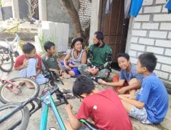 Anak -Anak Desa Siwalan Senang Bermain Bersama Tentara Berbaju Loreng