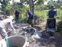 Satgas TMMD Dan Warga Terus Bergelut Dengan Adonan Semen Banun TPT