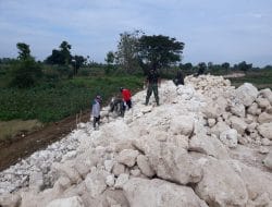 Tetap Semangat, Satgas Lanjutkan Pembangunan TPT Sungai Tretek