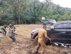 Semangat Pak, Terdengar Saat Satgas TMMD Tapsel Bantu Mobil Terperosok Lumpur