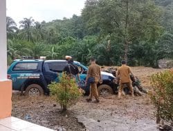 Satgas TMMD Tapsel Kerahkan Semua Tenaga Bantu Mobil Terperosok