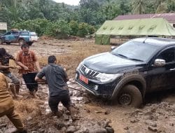 Kerja Keras Bebaskan Mobil Dinas PPKB dari Lumpur di TMMD Kodim Tapsel