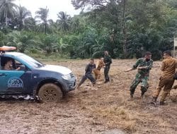 Kompak Satgas dan Warga Bantu Bebaskan Mobil PPKB dari Lumpur, TMMD Tapsel