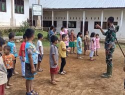 Isi Liburan Sekolah, Satgas TMMD Tapsel Ajak Anak-anak Bermain Sambil Bersihkan Sekolah