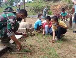 Antusias Tinggi Anak-anak Diajak Bermain Satgas TMMD Kodim Tapsel