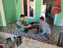 Keakraban Warga dengan Anggota Satgas TMMD Mengupas Jagung