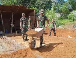 Perkokoh Jiwa Persatuan dan Kesatuan Satgas TMMD Bantu Bangun Pondasi Rumah Warga Dalam Rangka Sukseskan TMMD Ke 111 Kodim 1202/Skw