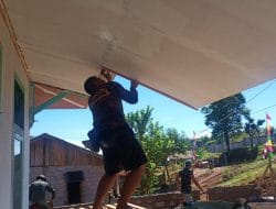 Anggota Satgas TMMD Memasang Lis Plafon Puskesmas