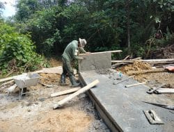 Jembatan Yang Di Buat Anggota Satgas Sudah Memasuki Tahap Pemelesteran