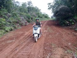 Anggota satgas TMMD kopda bernad melintasi jalan baru