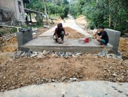 Anggota Satgas TMMD Bercengkrama Dengan Anak – anak, Disela TMMD