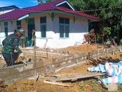 Proses Pemasangan Batako Pustu Oleh Satgas TMMD Ke-111 Kodim 1202/Singkawang