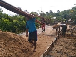 Pemasangan Papan Mal dan pemindahan Papan Mal Oleh Satgas TMMD Ke -111 dan warga Untuk Persiapan Pengecoran Jalan