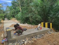 Masuki Pengecatan Box Jembatan Oleh Satgas TMMD Ke-111 Kodim 1202/Skw