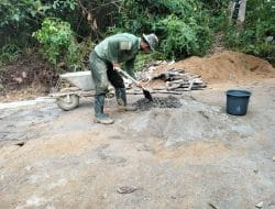 Anggota Satgas TMMD Mengaduk Semen Untuk Pemelesteran Jembatan