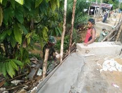 Anggota Satgas Lakukan Pemelesteran Pinggiran Jembatan