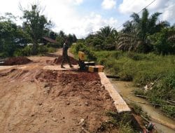 Anggota Satgas Tinjau Pengerjaan Jembatan Sasaran Fisik TMMD ke-111 Kodim 1202/Singkawang