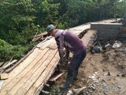 Membuka Barrau Jembatan Satgas TMMD Ke-111 Kodim 1202/Singkawang