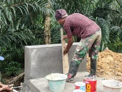 Anggota satgas TMMD membuat garis pada jembatan untuk tahap pengecetan