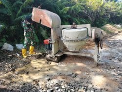 Siapkan perlengkapan sebelum bekerja anggota satgas TMMD mengecek mesin molen sebelum di gunakan