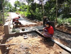 Anggota Satgas TMMD dan warga berjibaku dalam pemplasteran jembatan