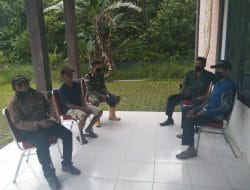 Anggota satgas TMMD Komsos bersama perangkat desa ketua Rt