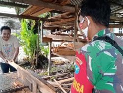 Sukseskan Program Satgas TMMD Ke-111 Kodim 1202/Skw Babinsa Seluas Bantu Potong Kayu Warga Binaannya