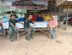 Disela Kesibukan Bekerja Waktu Istirahat Menjadi Momen Kedekatan Anggota Satgas Dengan Warga Sekitar Lokasi TMMD Ke-111