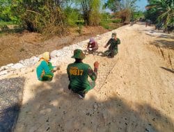 Satgas Kembali Bergotong Royong Lanjutkan Pembangunan TPT Sungai Tretek, Dengan Menganyam Kawat Untuk Bronjong