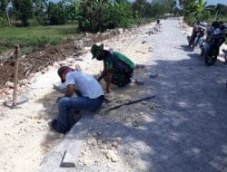 Anggota TNI Satgas TMMD Kodim 0817/Gresik Setia Melayani